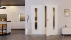 HÖRMANN Doppelflügeltür Gebürstetes Weiß Duradecor ProLine Mit Lichtausschnitt LA 24 Bandseitig Mit Zarge -Türen Verkauf 2.2 fluegeltueren baseline duradecor struktur la 24 b gebuerstetes weiss 211720 stilwelt front