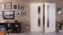 HÖRMANN Doppelflügeltür Gebürstete Pinie Duradecor ProLine Mit Lichtausschnitt LA 24 Schlossseitig Mit Zarge -Türen Verkauf 2.2 fluegeltueren baseline duradecor struktur la 24 s gebuerstete pinie 211790 stilwelt front