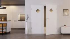 HÖRMANN Doppelflügeltür Esche Weiß Duradecor ProLine Mit Lichtausschnitt LA 6 Raute Mit Zarge -Türen Verkauf 2.2 fluegeltueren baseline la 6 esche weiss 214830 stilwelt front 1