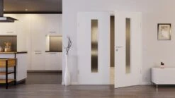 HÖRMANN Doppelflügeltür Schiefer Weiß Proline Concepto Mit Lichtausschnitt LA 24 Mit Zarge -Türen Verkauf 2.2 fluegeltueren concepto la 24 m cross schiefer weiss 190189 stilwelt front 1