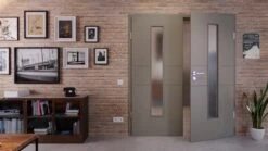 HÖRMANN Doppelflügeltür Groove 29 Staubgrau RAL 7037 Lack DesignLine Mit Lichtausschnitt LA 24 Mittig Mit Zarge -Türen Verkauf 2.2 fluegeltueren groove 29 la 24 m ral7037 226045 stilwelt front