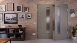 HÖRMANN Doppelflügeltür Groove 31 Staubgrau RAL 7037 Lack DesignLine Mit Lichtausschnitt LA 24 Schlossseitig Mit Zarge -Türen Verkauf 2.2 fluegeltueren groove 31 la 24 s ral7037 226051 stilwelt front