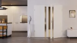 HÖRMANN Doppelflügeltür Pure 1 Verkehrsweiß RAL 9016 Duradecor DesignLine Mit Lichtausschnitt Schlossseite Mit Zarge -Türen Verkauf 2.2 fluegeltueren pure 1 s ral9016 192139 stilwelt front 1