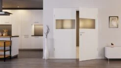 HÖRMANN Doppelflügeltür Pure 2 Gebürstetes Weiß Duradecor DesignLine Mit Lichtausschnitt Quer Mit Zarge -Türen Verkauf 2.2 fluegeltueren pure cross 2 gebuerstetes weiss 192273 stilwelt front