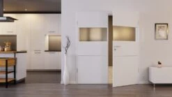 HÖRMANN Doppelflügeltür Pure 2 Bütte Weiß Duradecor DesignLine Mit Lichtausschnitt Quer Mit Lisene Steel 79 Mit Zarge -Türen Verkauf 2.2 fluegeltueren pure cross 2 steel 79 buette weiss 192376 stilwelt front