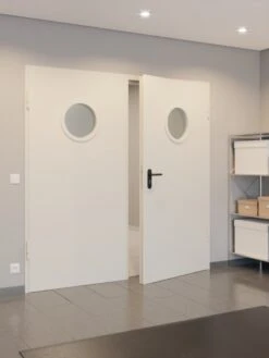 HÖRMANN Innentür-Set Stahl Mehrzwecktür D65-2 OD Mit Rundem Lichtausschnitt Inkl. Eck- Und Ergänzungszarge Vario B53 -Türen Verkauf 2.2 funktionsfluegeltueren d 65 la bullauge ral9002 219854 stilwelt closeup flur