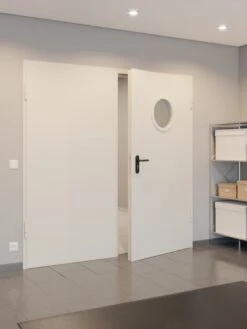 HÖRMANN Innentür-Set Stahl Mehrzwecktür D65-2 OD Mit Rundem Lichtausschnitt Im Gehflügel Inkl. Eckzarge -Türen Verkauf 2.2 funktionsfluegeltueren d 65 la bullauge ral9002 219857 stilwelt closeup flur