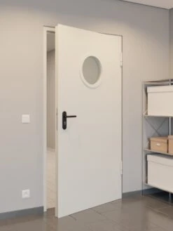 HÖRMANN Innentür-Set Stahl Mehrzwecktür D65-1 OD Mit Rundem Lichtausschnitt Inkl. Blockzarge -Türen Verkauf 2.2 funktionstueren d 65 la bullauge ral9002 219846 stilwelt closeup flur